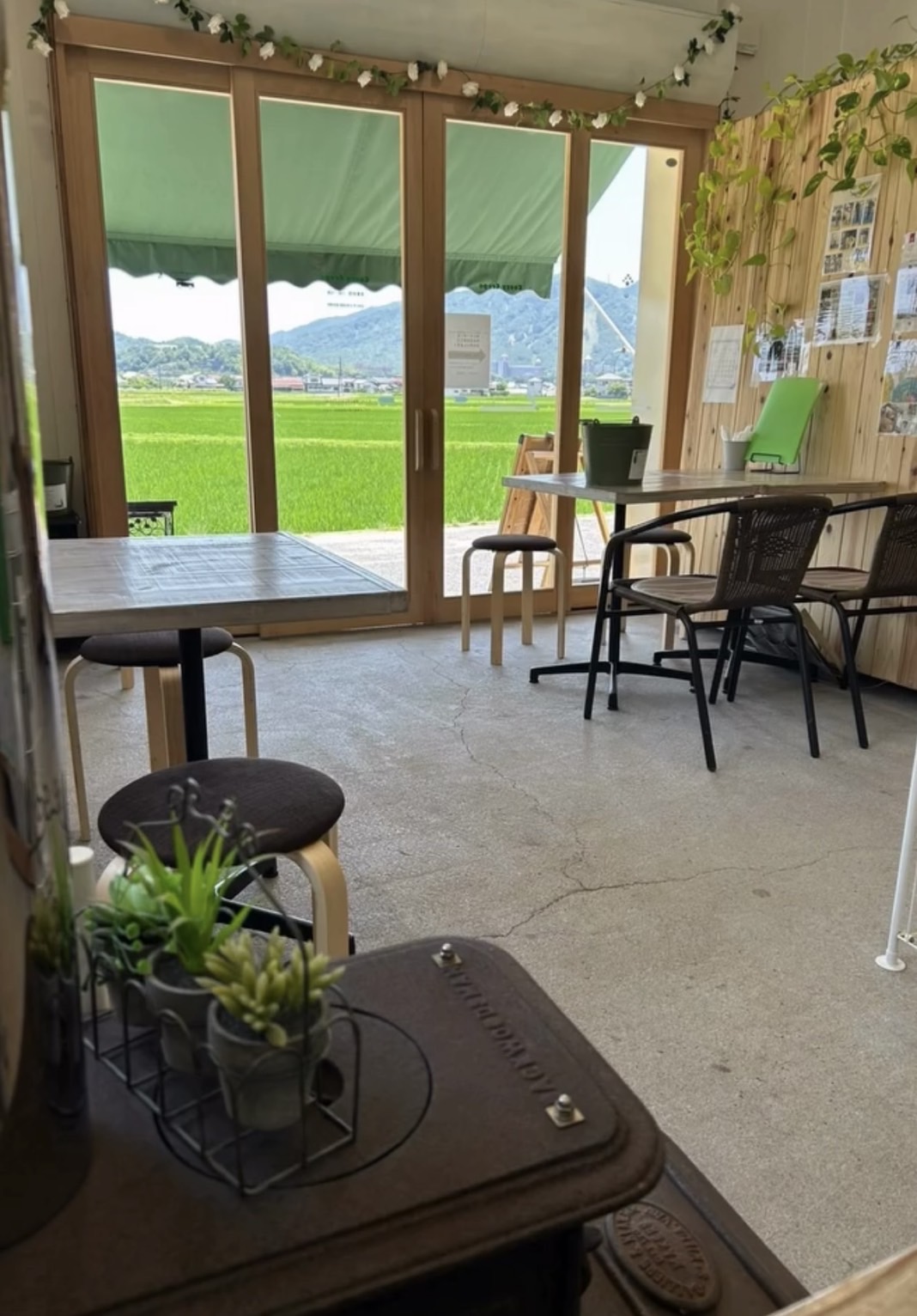 1階のCoozy Crepe店内から田園の景色を望めるイートインスペースの写真