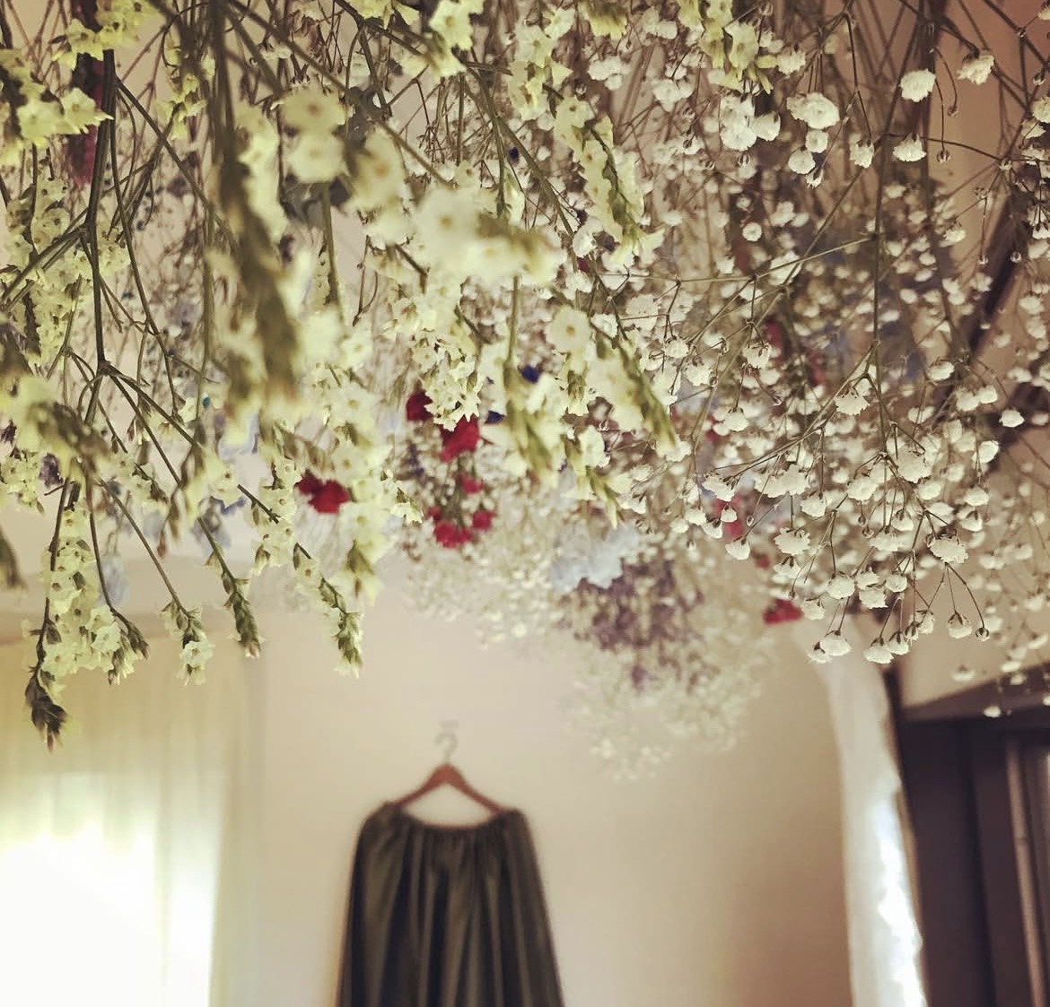 ドライフラワーが飾られたサロン内のやわらかな雰囲気が伝わる写真